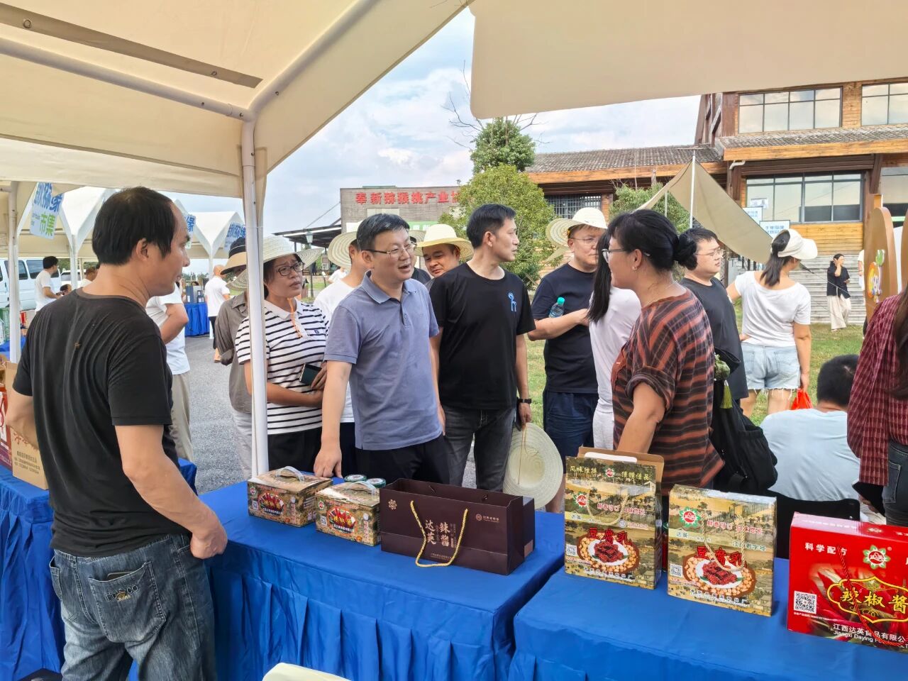 陳偉調研國慶中秋假期文旅消費情況